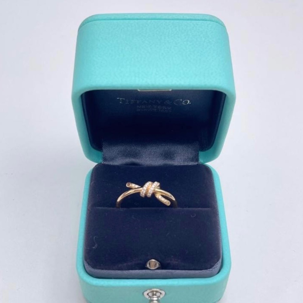 Tiffany & Co. Elegant Gold Bow Ring